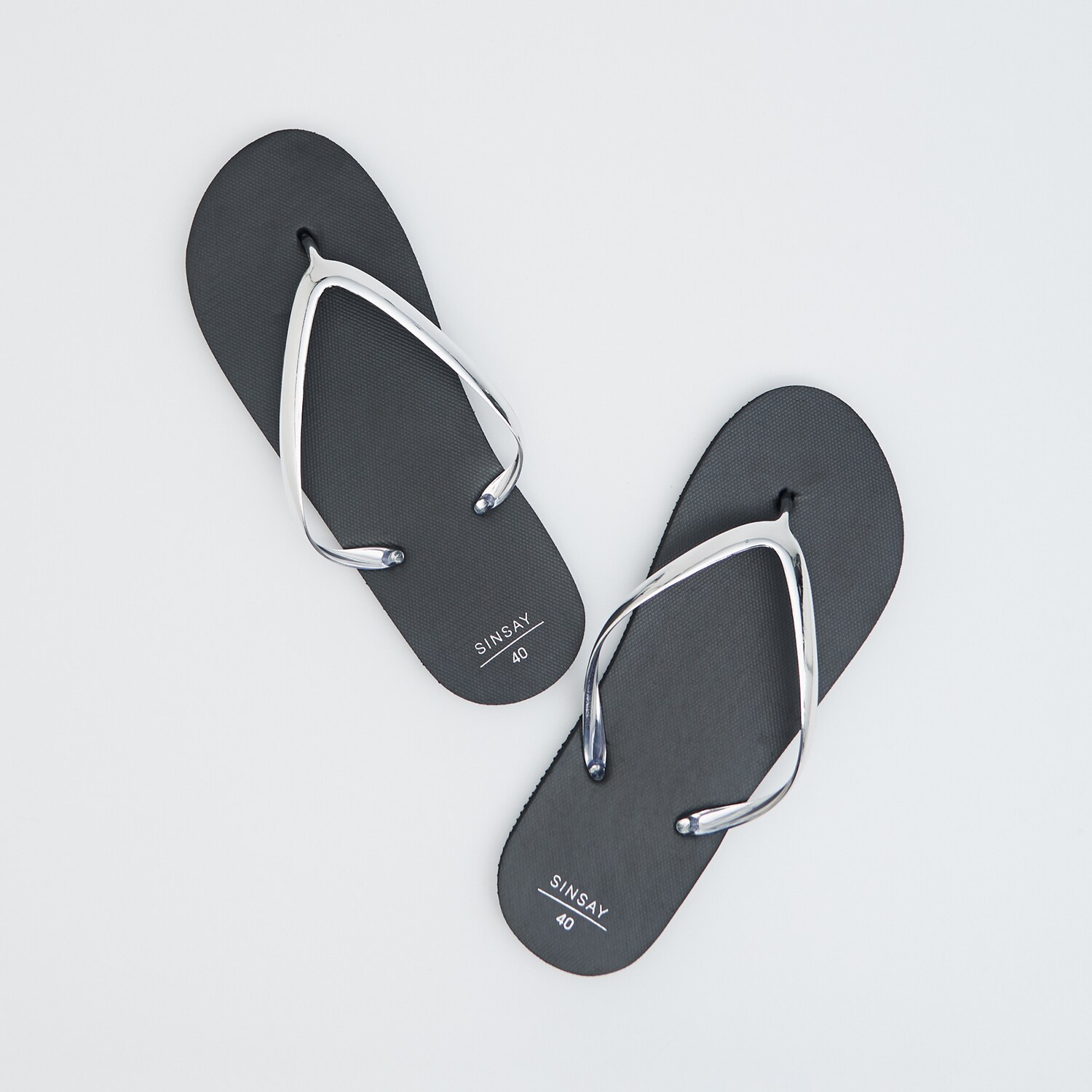 Žabky s metalickým remienkom