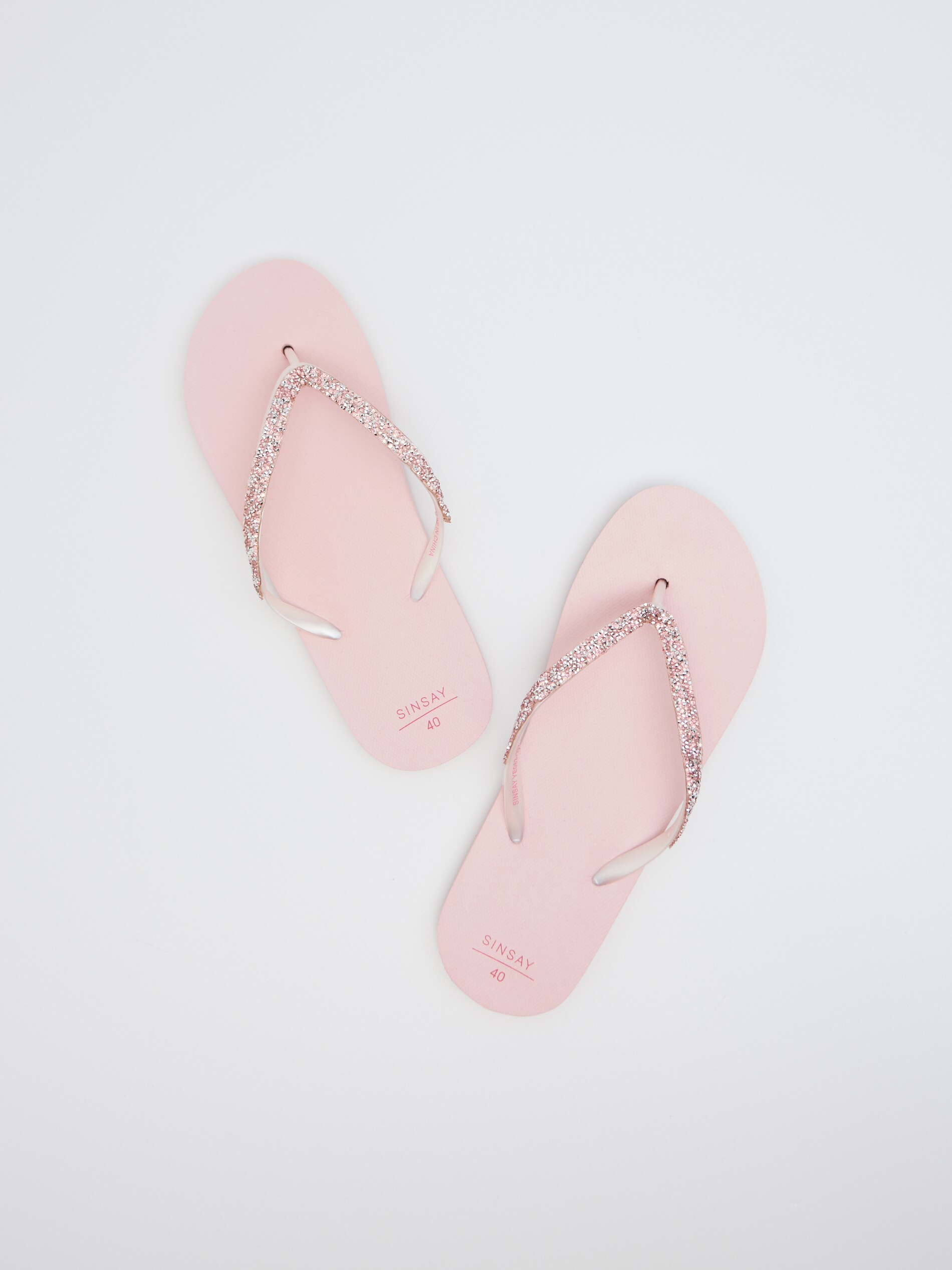 Žabky s ozdobnými remienkami