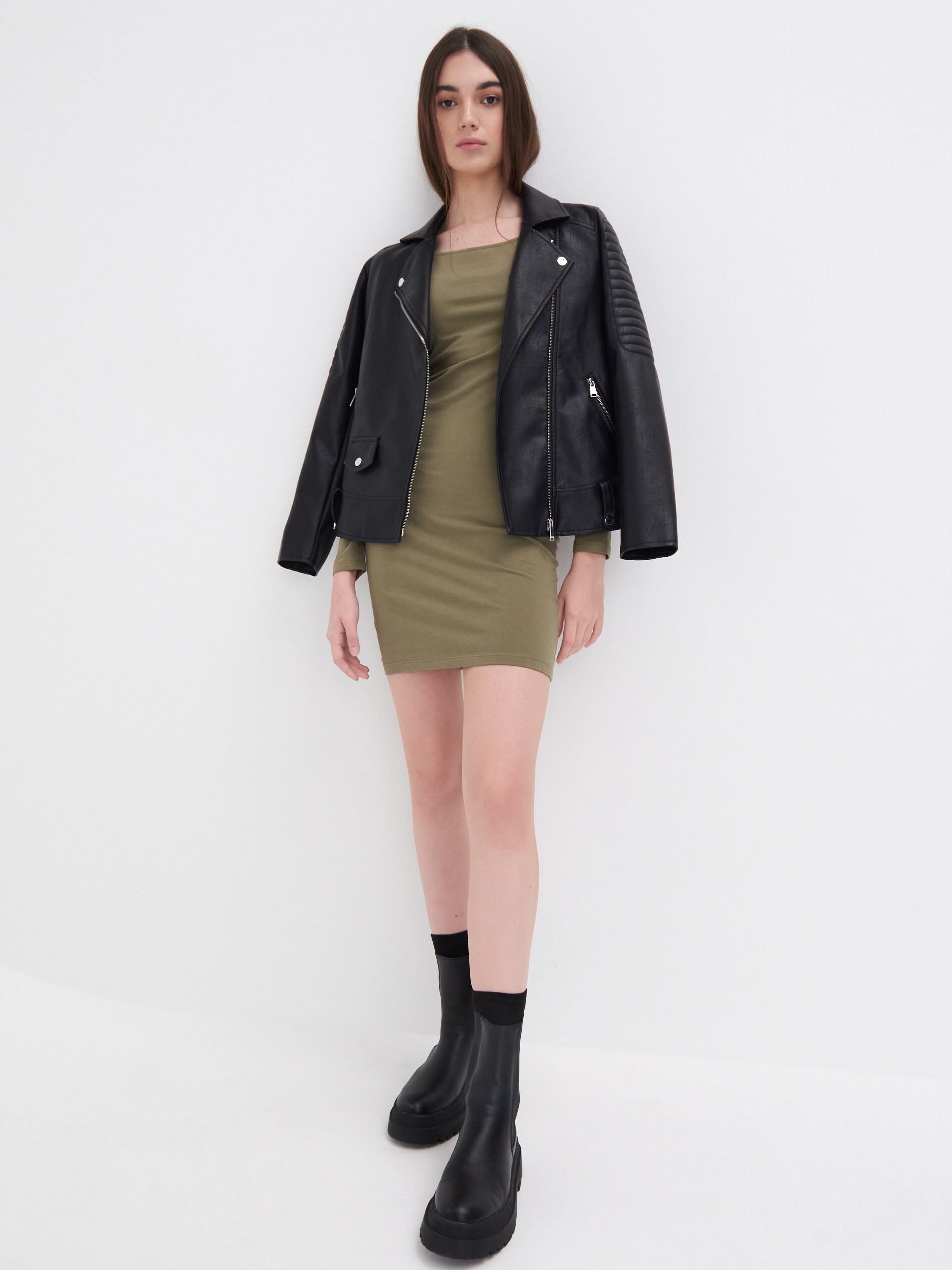 Šaty s ozdobným zadným dielom