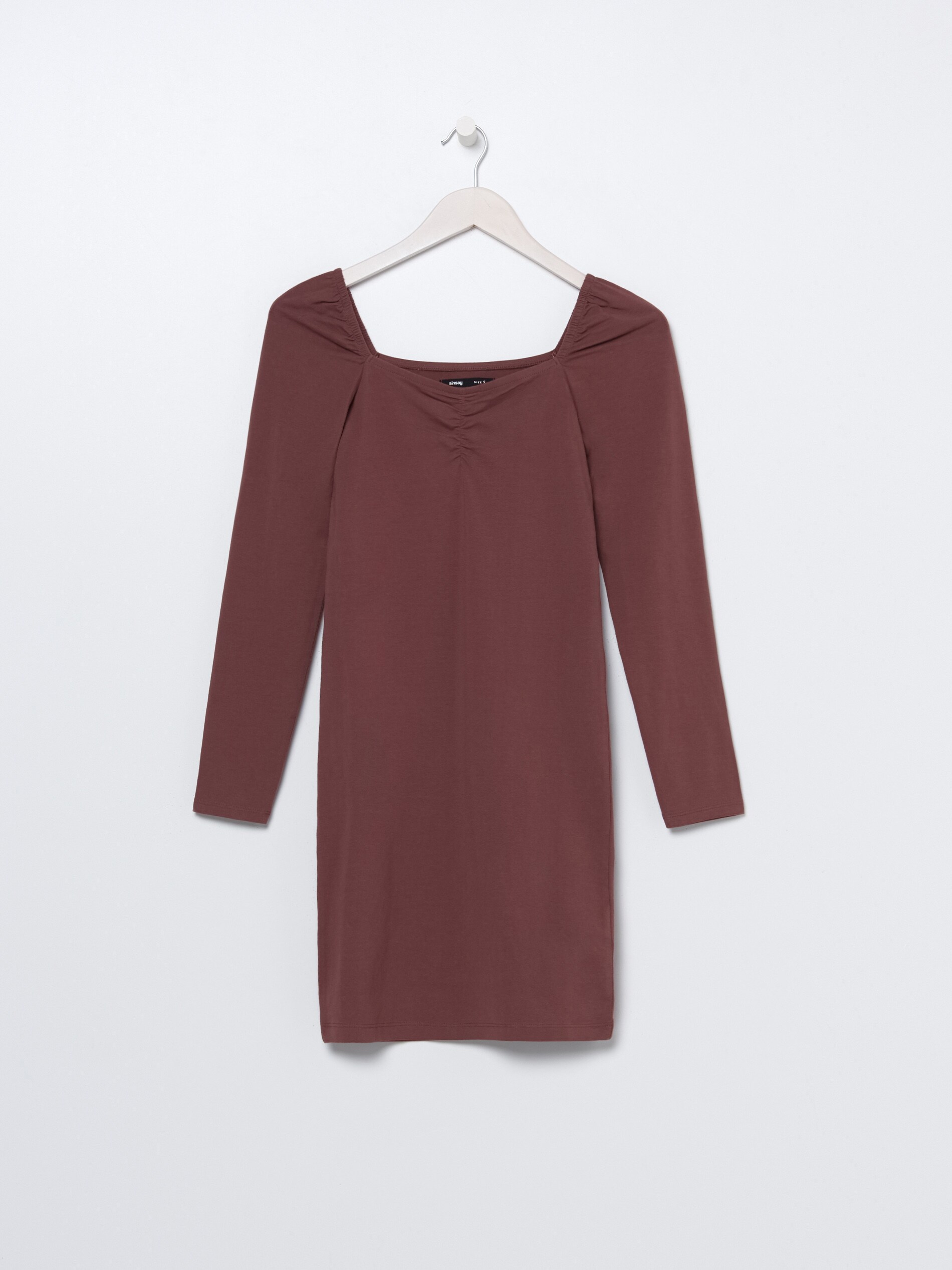 Minišaty so štvorcovým výstrihom