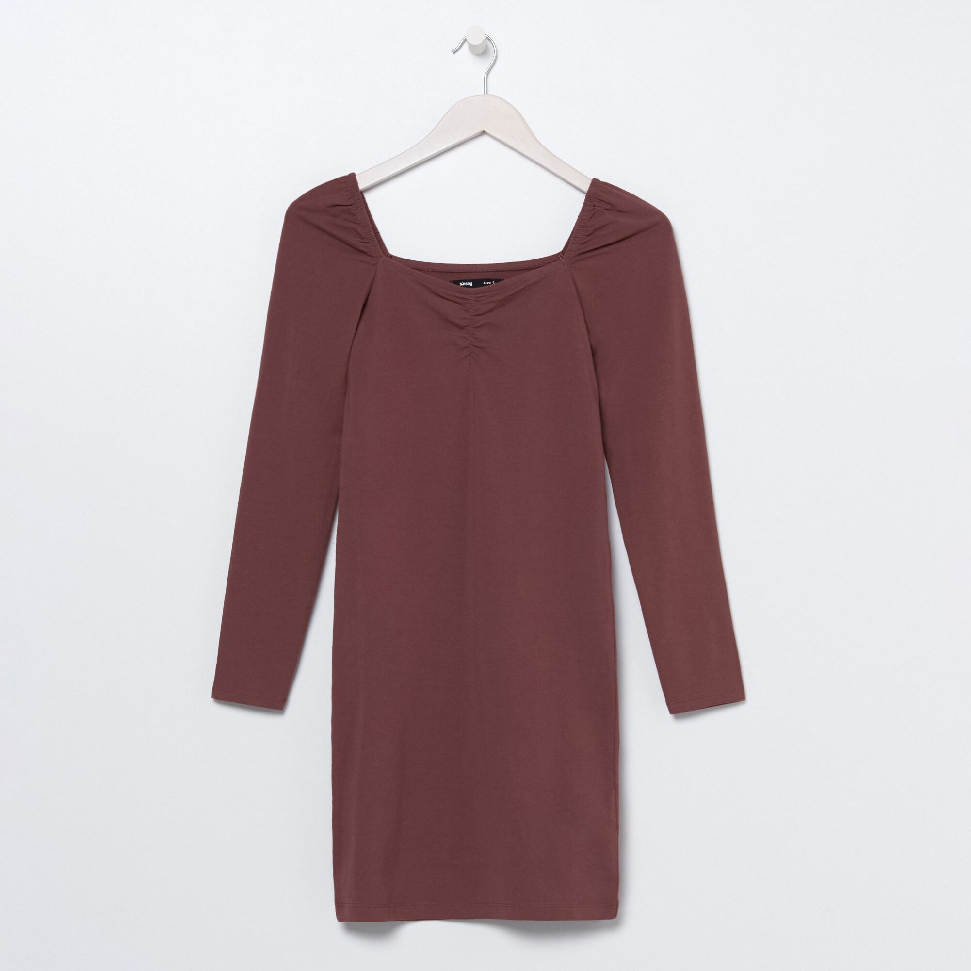 Minišaty so štvorcovým výstrihom