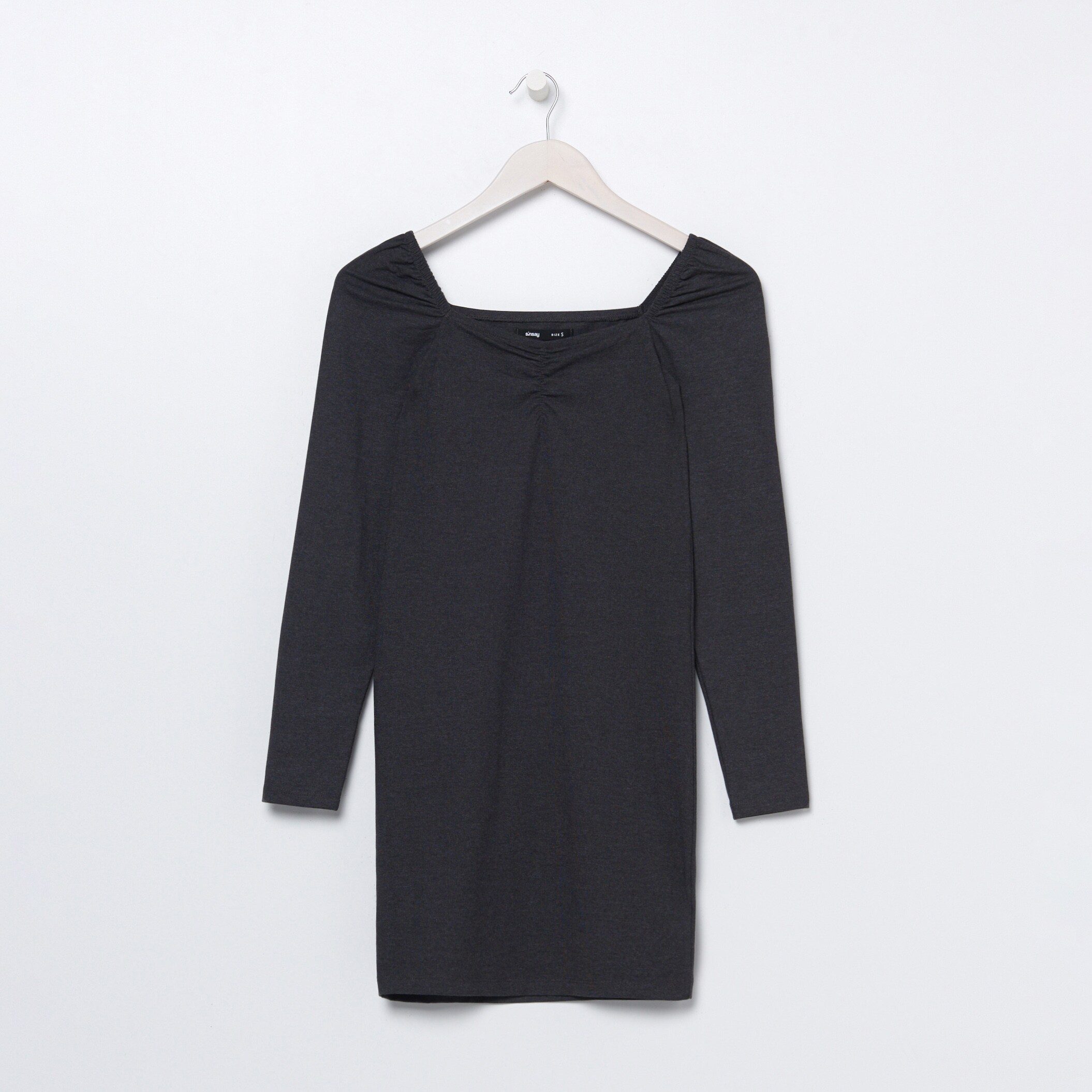 Minišaty so štvorcovým výstrihom