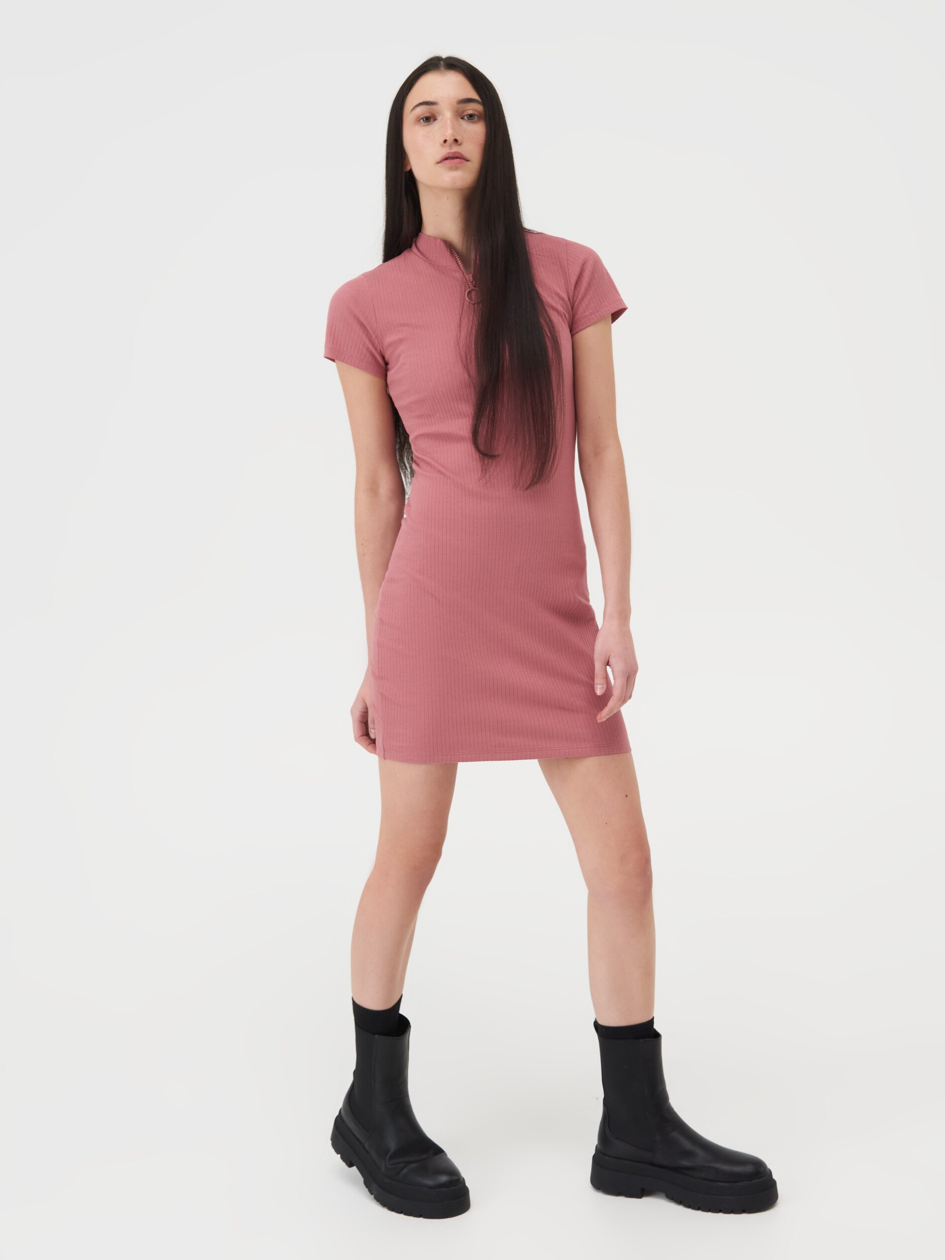 Šaty so stojačikom