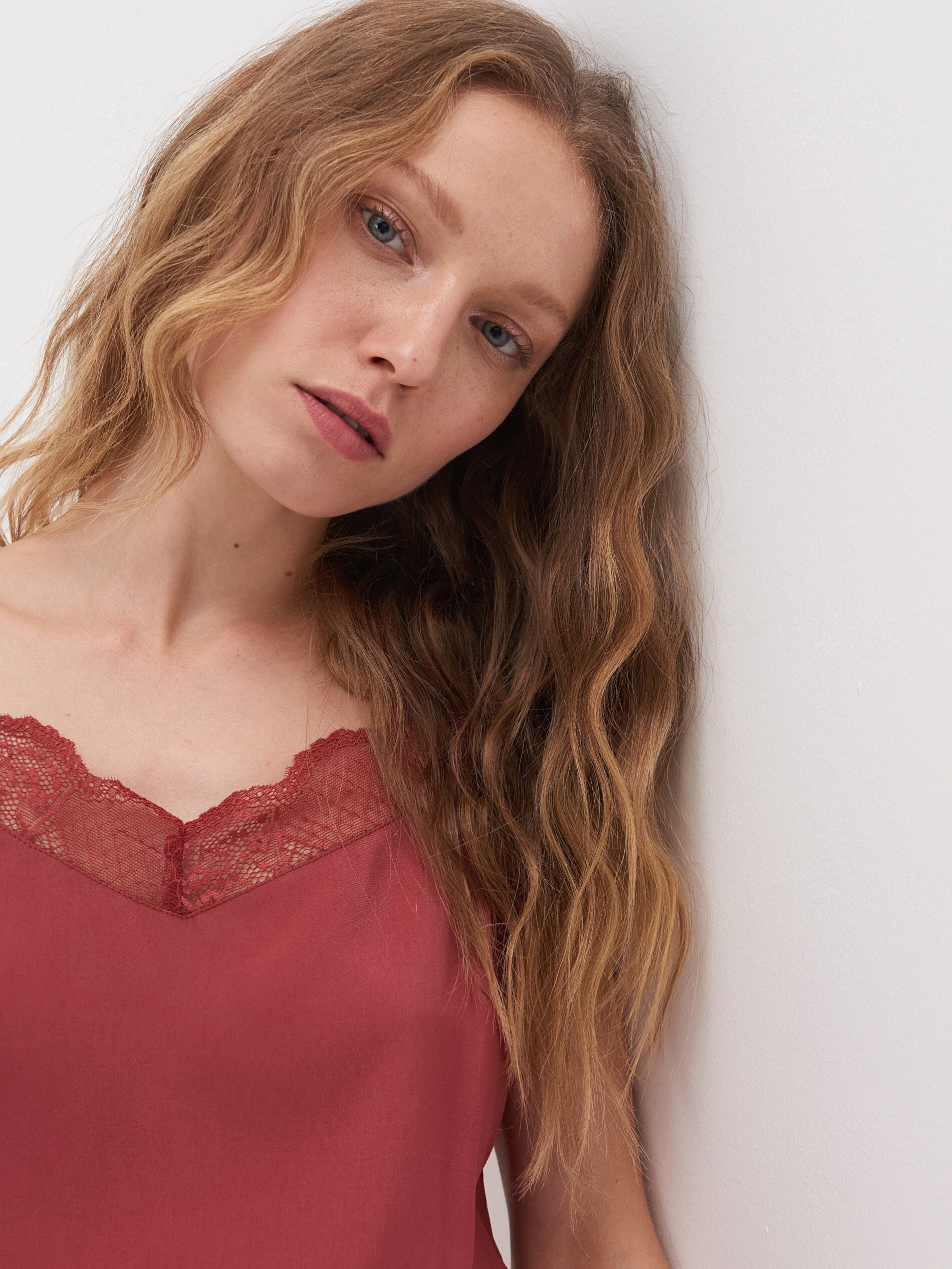 Top s čipkovaným lemom