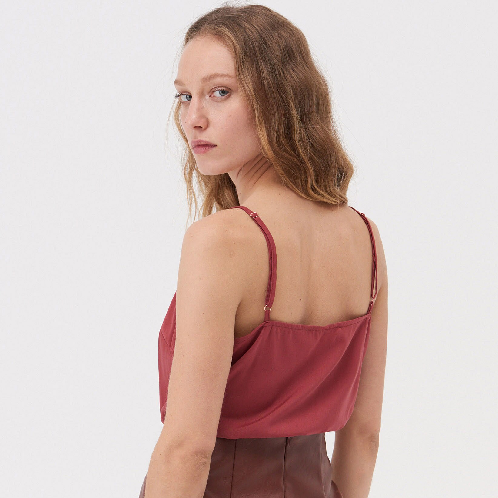 Top s čipkovaným lemom