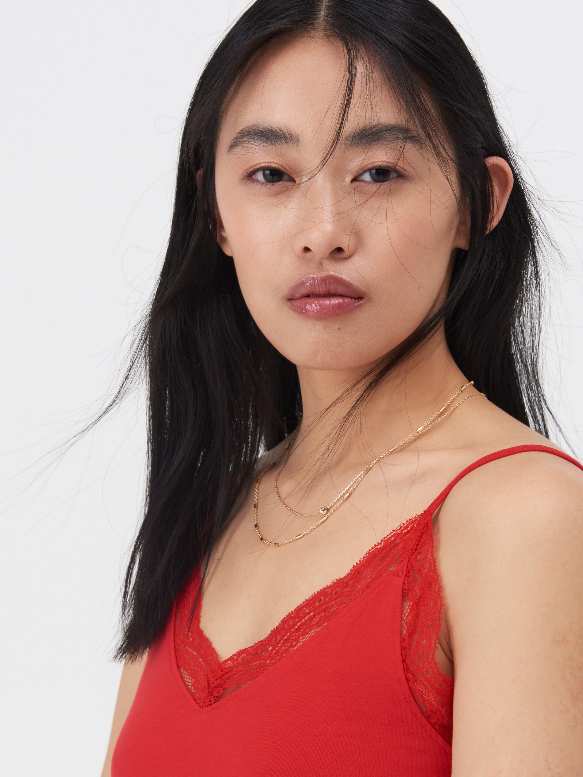 Body s čipkovaným detailom