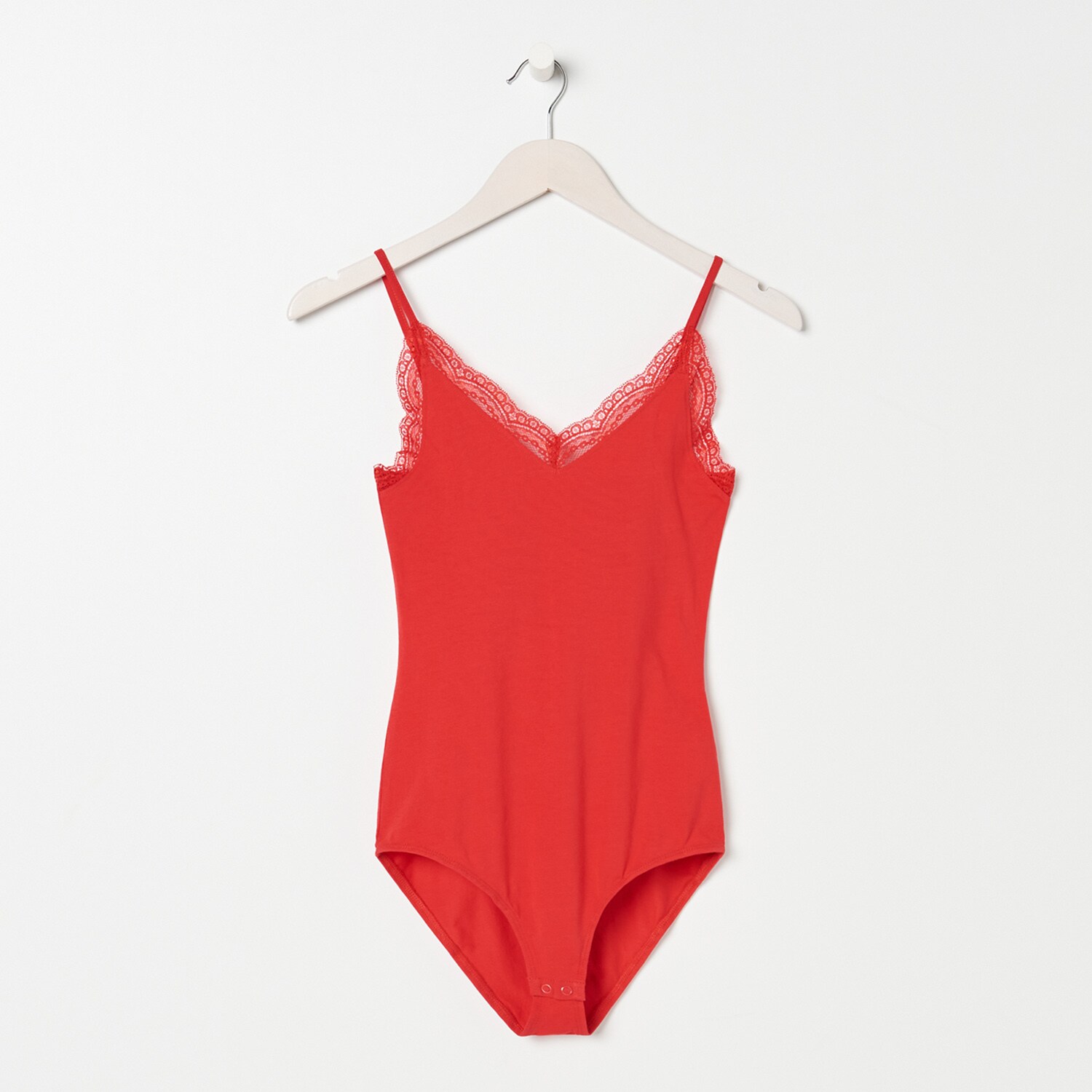 Body s čipkovaným detailom