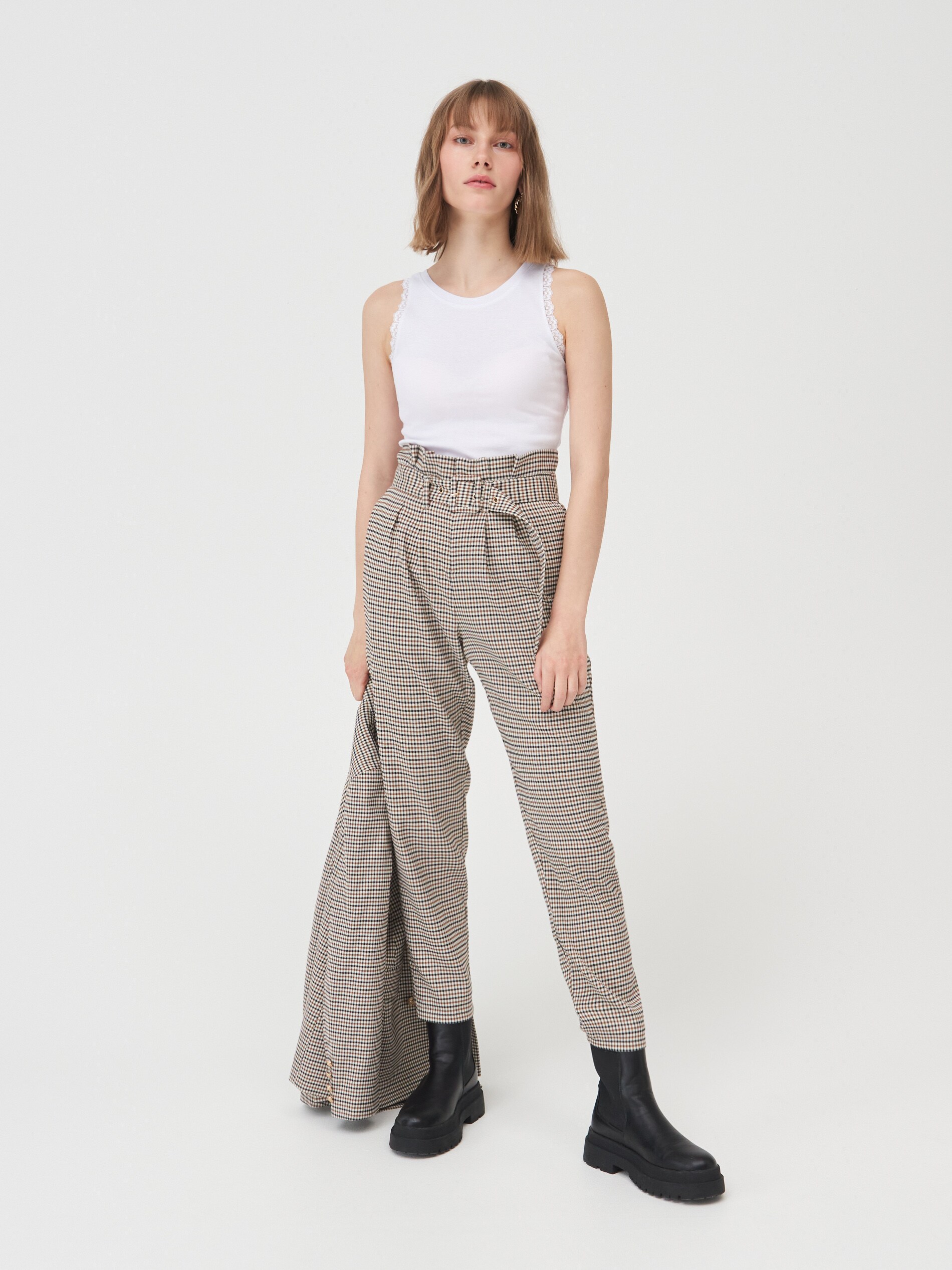 Top s čipkovaným lemom