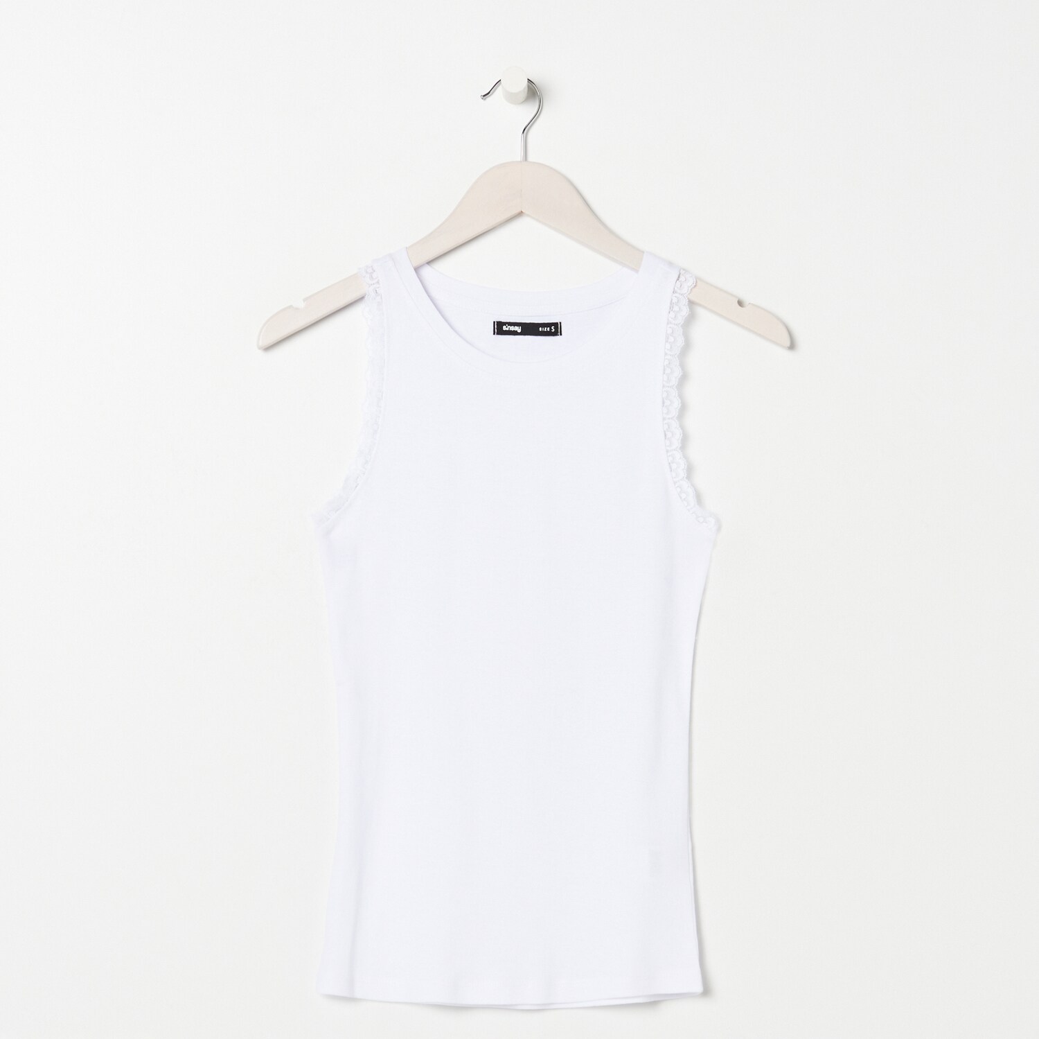 Top s čipkovaným lemom