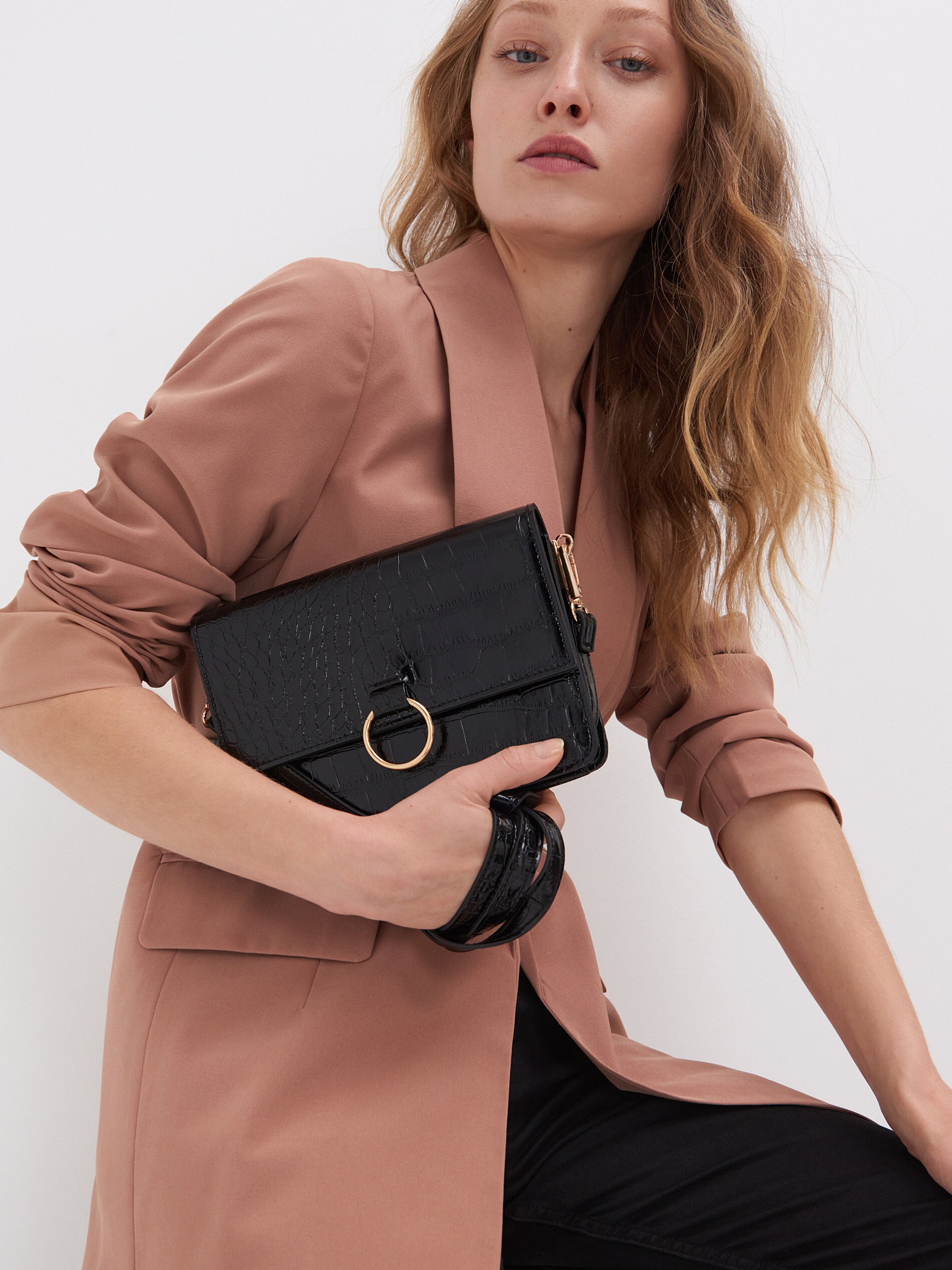 Crossbody kabelka s ozdobnou prackou