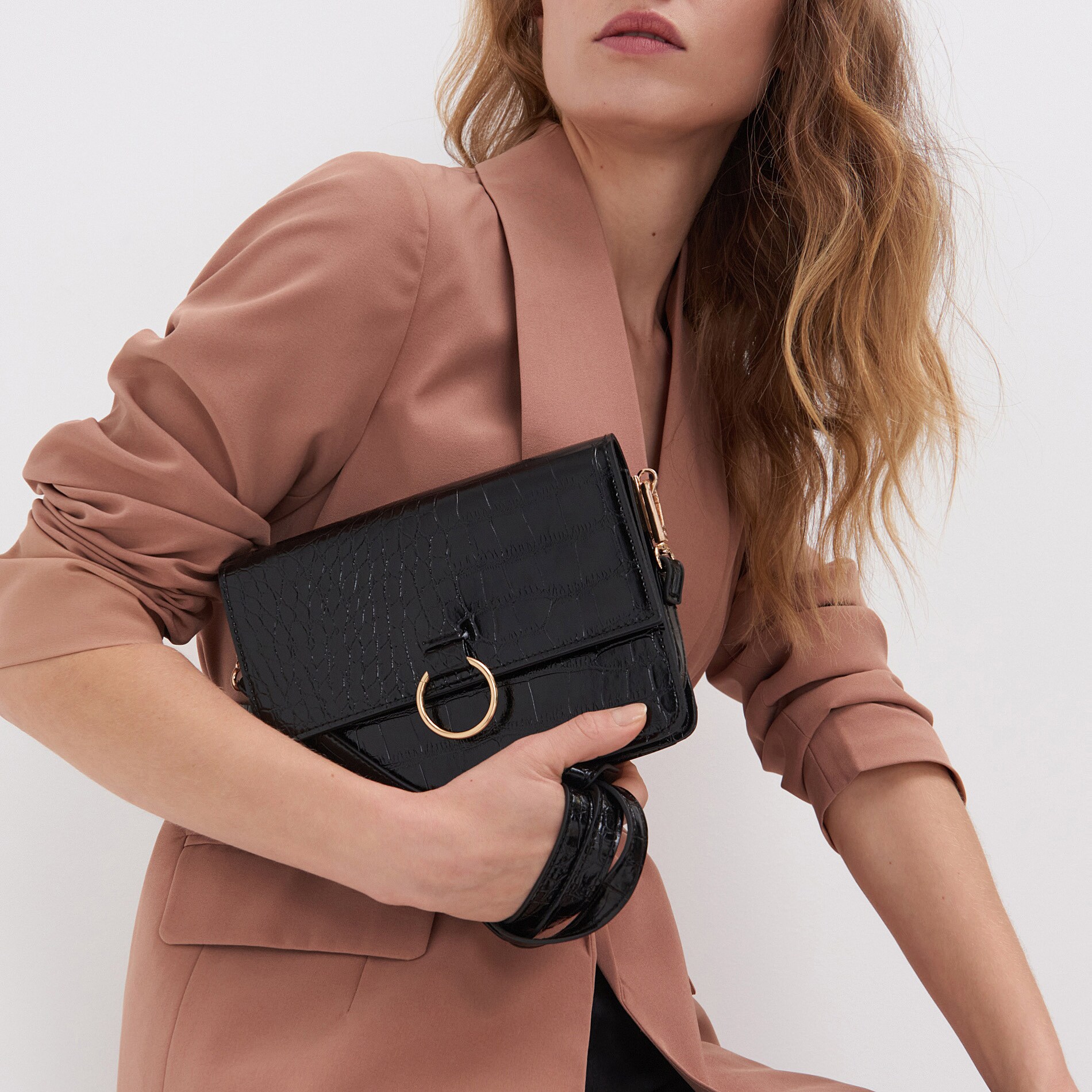 Crossbody kabelka s ozdobnou prackou