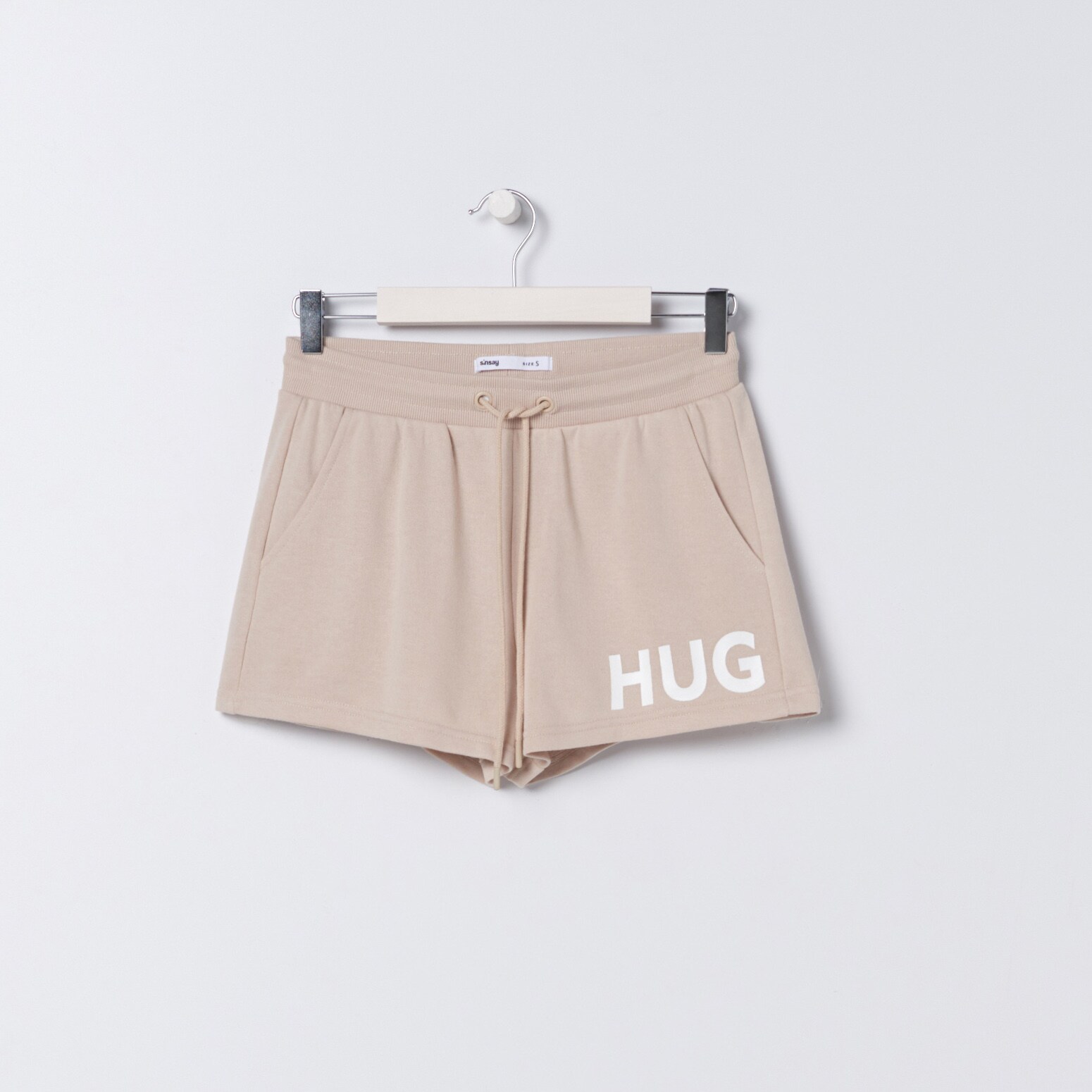 Úpletové šortky s nápisom