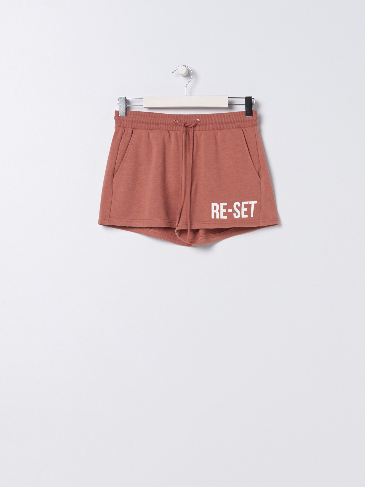 Úpletové šortky s nápisom