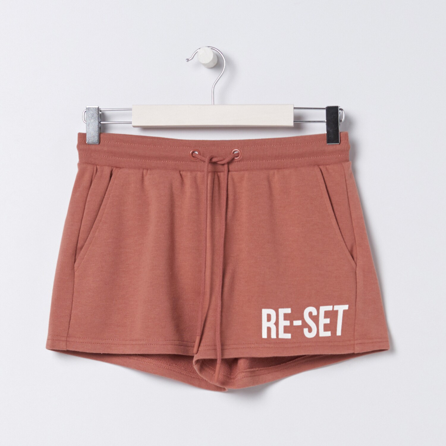 Úpletové šortky s nápisom