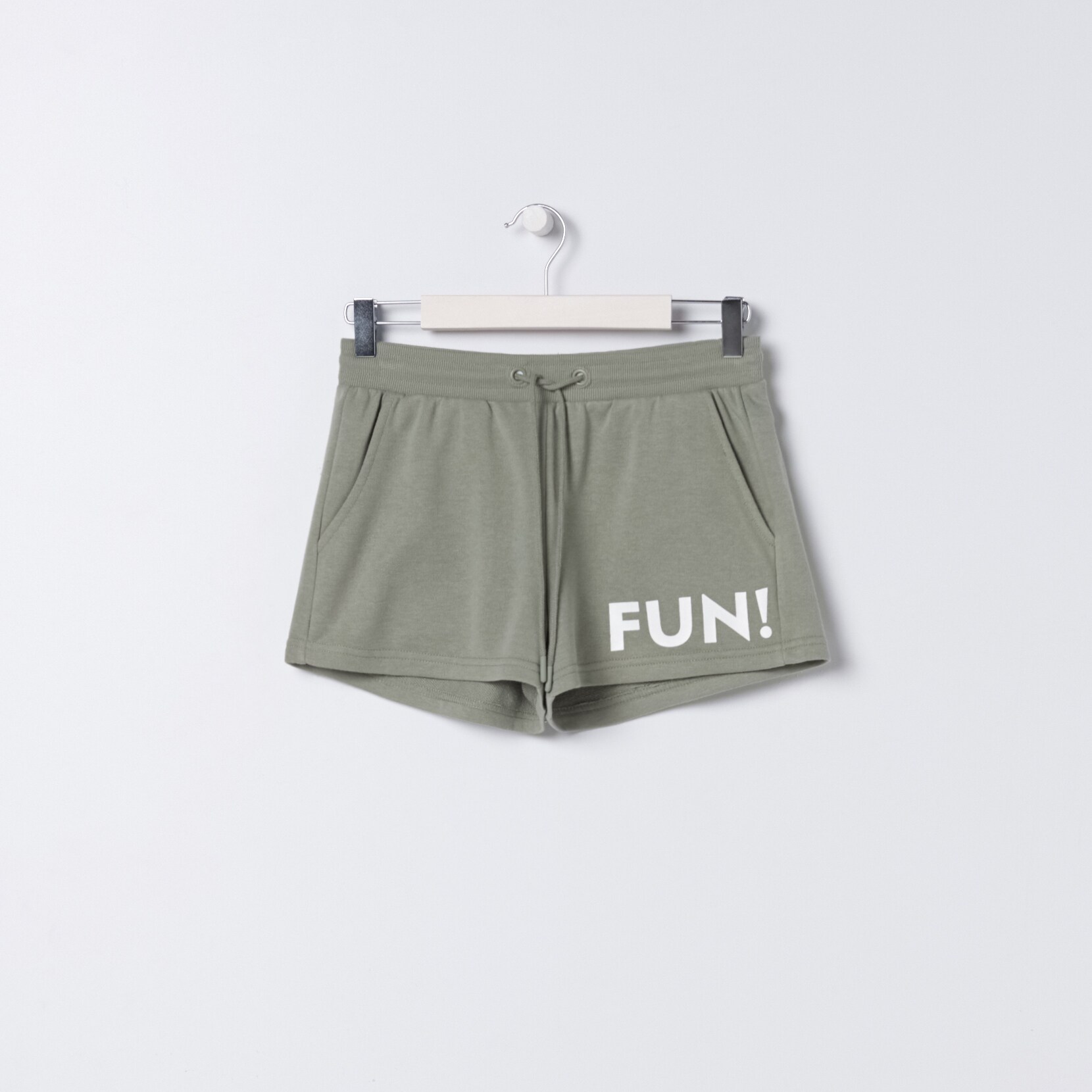 Úpletové šortky s nápisom