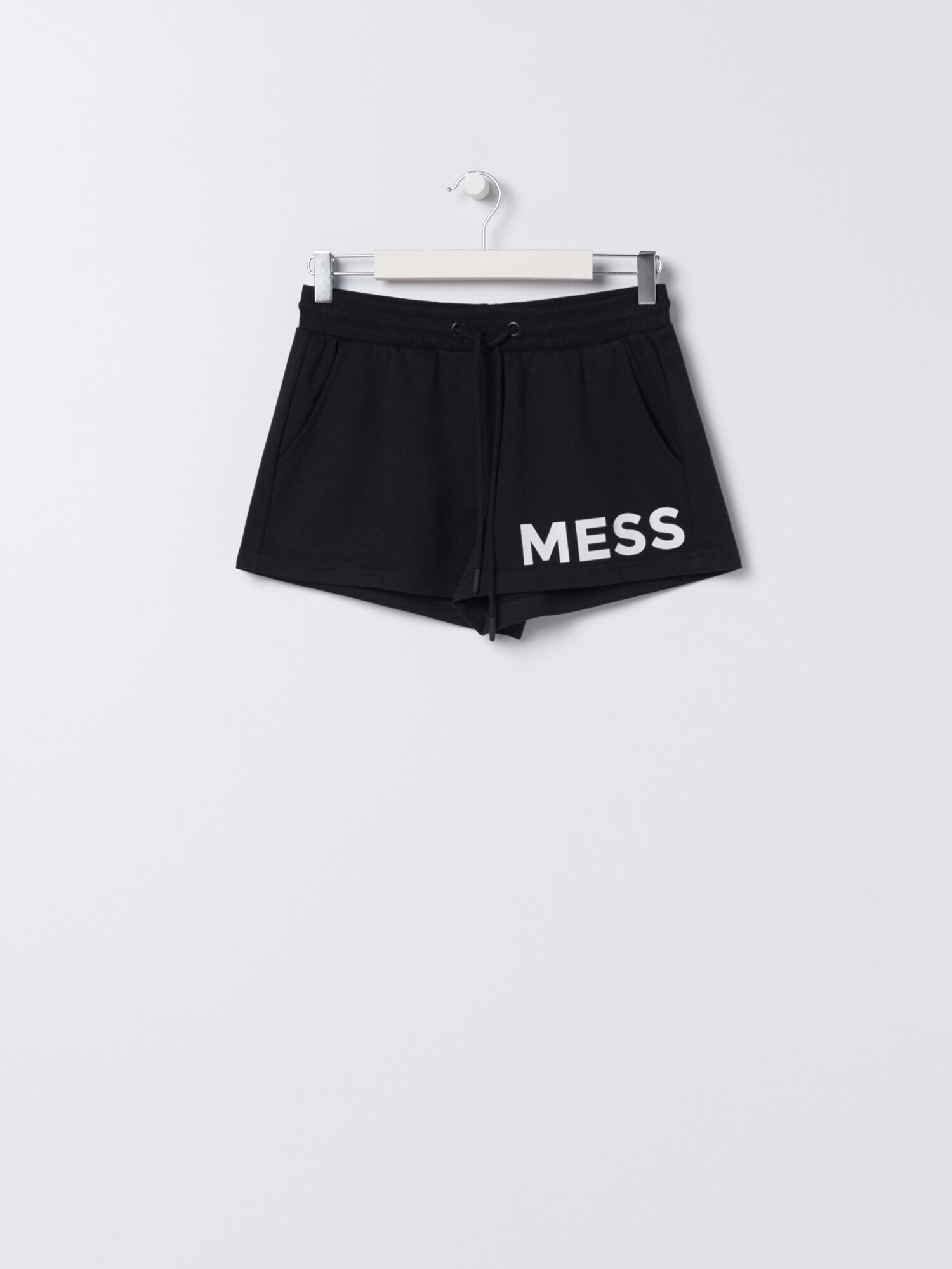 Úpletové šortky s nápisom