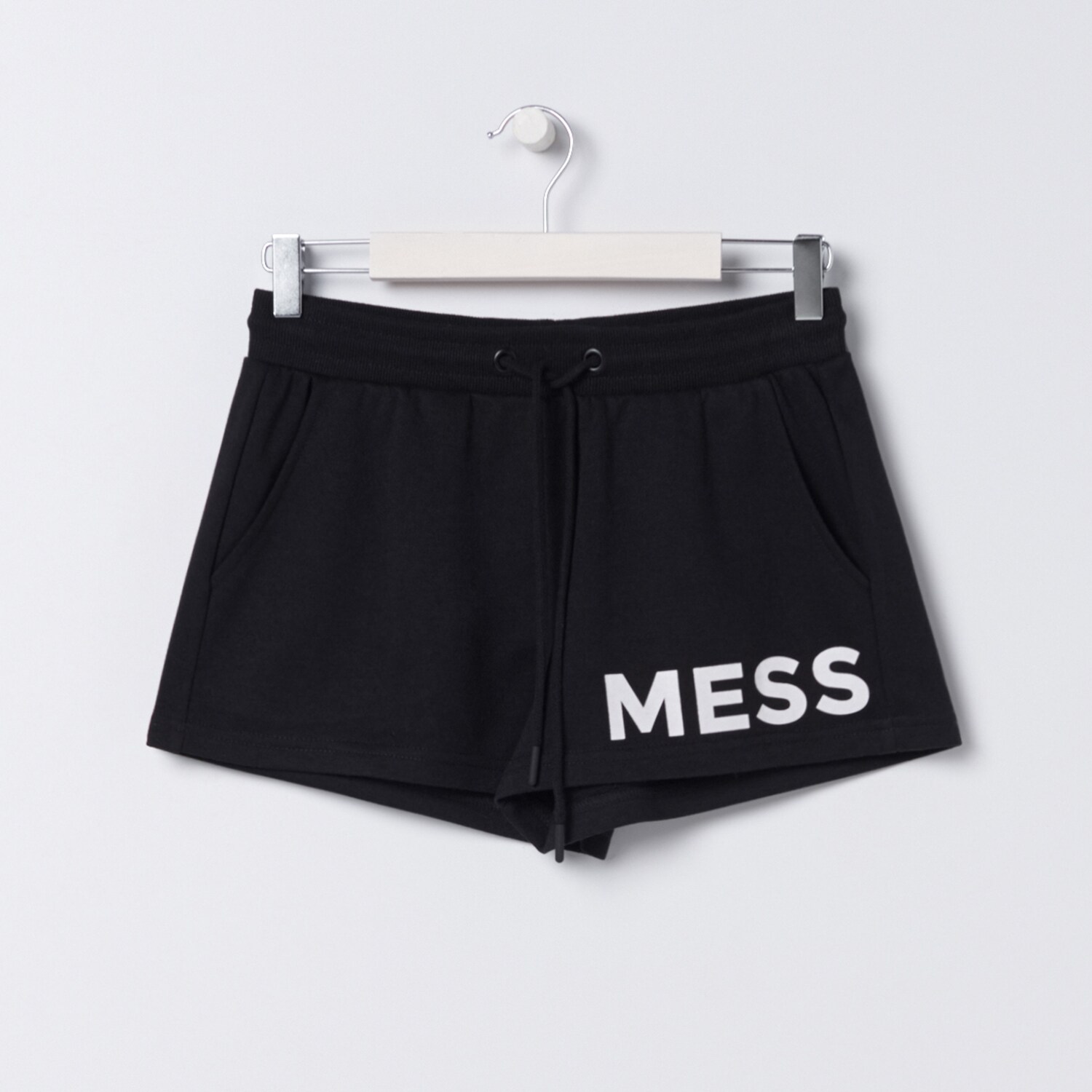 Úpletové šortky s nápisom