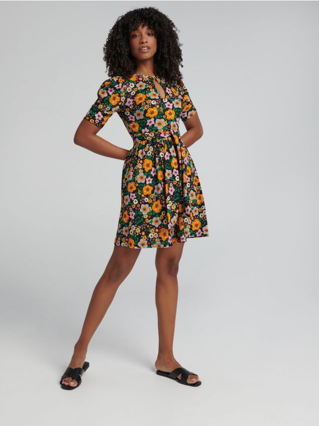 Vestidos de mujer de moda en la tienda Sinsay