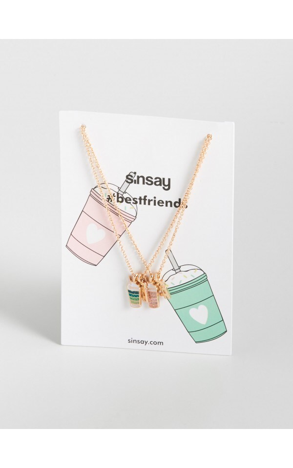 Coliere Bff Sinsay Vt840 08x Mesaje haioase, culori jucaușe și croieli moderne sunt cele trei atribute ale pieselor vestimentare pentru tinere de la sinsay. coliere bff sinsay vt840 08x